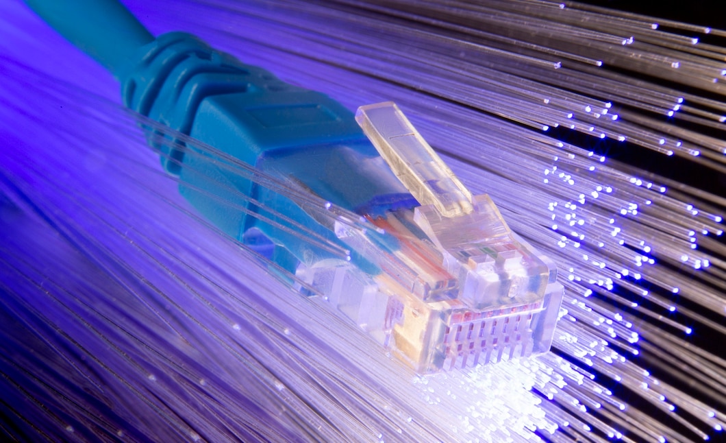 Jak wybrać odpowiedni kabel światłowodowy dla twojego biznesu?